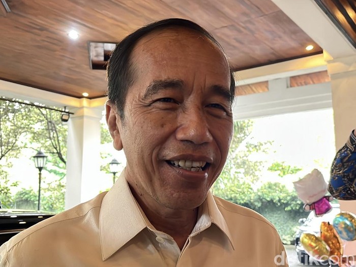 Jokowi Tertawa soal PDIP Sebut Namanya Terkait Hasto Tersangka KPK