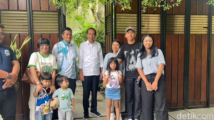 Jokowi Senang Rumahnya di Solo Dikunjungi Wisatawan untuk Foto-foto