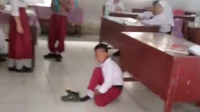 Siswa SD Anak Tukang Bangunan di Medan Belajar di Lantai gegara Tunggak SPP