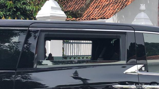 Jokowi Dikawal Ketat dan Disambut Puluhan Anak SD, Netizen: 1 Negara, 2 Presiden