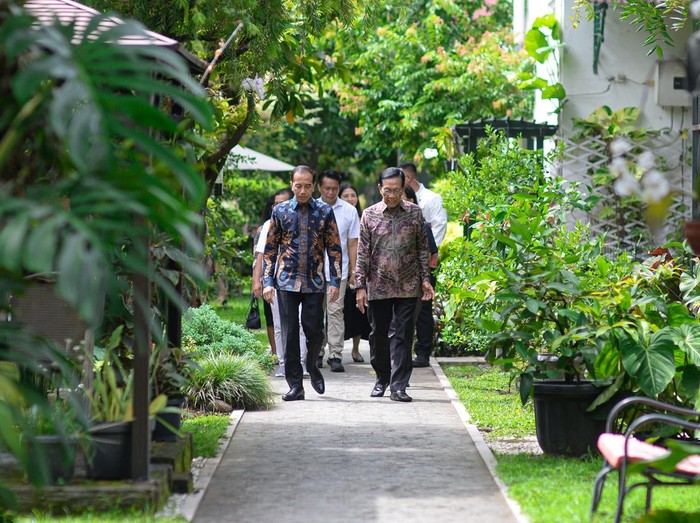 Jokowi Dikawal Ketat dan Disambut Puluhan Anak SD, Netizen: 1 Negara, 2 Presiden
