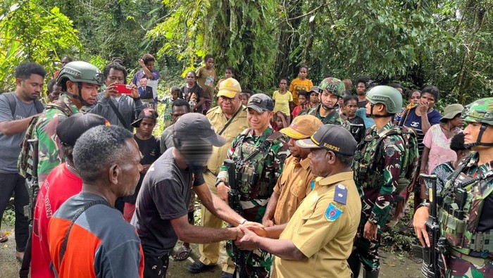 pimpinan-opm-buron-pembunuhan-4-prajurit-di-maybrat-serahkan-diri-ke-tni