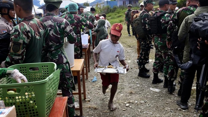 senangnya-siswa-sd-di-papua-tengah-dapat-makan-gratis-perdana