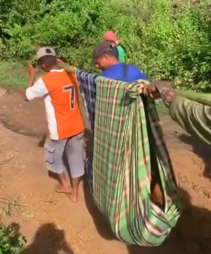 Jalan Rusak Parah, Wanita di Bima Ditandu 2 Km ke RS untuk Lahiran Bayi Kembar
