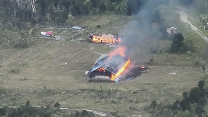 2 Kubu KKB di Puncak Bentrok gegara Perselingkuhan, 4 Kantor-SD Dibakar