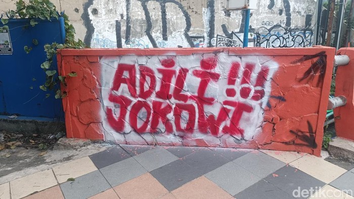 Coretan &quot;Adili Jokowi&quot; Muncul di Solo, Jokowi: Itu Ekspresi Masyarakat