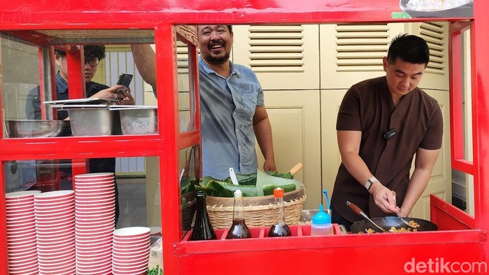 Datangi Rumah Jokowi Bawa Gerobak, Chef Arnold Masak Nasi Goreng buat Warga