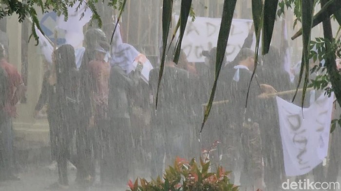 Massa Berkostum Wayang Gelar Aksi 'Adili Jokowi' di Solo
