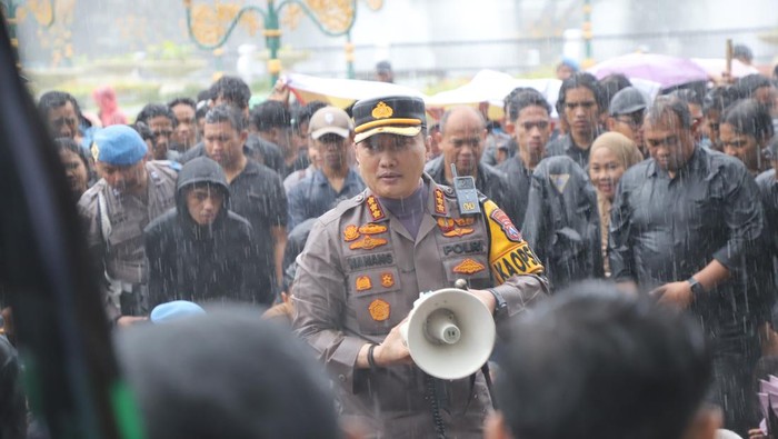 Demo Indonesia Gelap, Mahasiswa Semarang Lempar Kotoran Sapi dan Duduki DPRD Jateng
