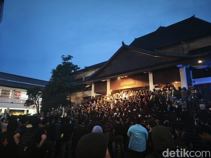 Demo "Indonesia Gelap", Mahasiswa Putar Lagu Sambil Teriak Adili Jokowi