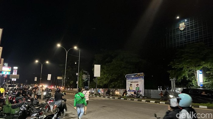 Remaja Kena Panah Saat Demo Ricuh di Makassar, Polisi Gendong Korban ke RS