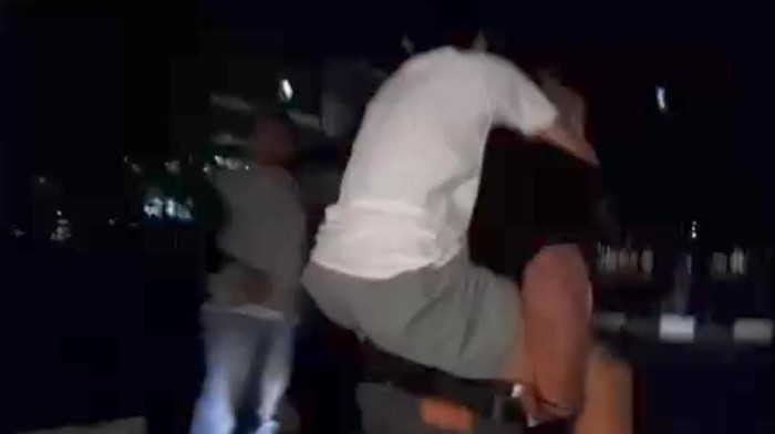 Remaja Kena Panah Saat Demo Ricuh di Makassar, Polisi Gendong Korban ke RS