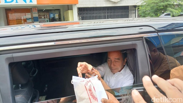 keliling-naik-mobil-jokowi-bagi-bagi-beras-dan-amplop-ke-warga-solo