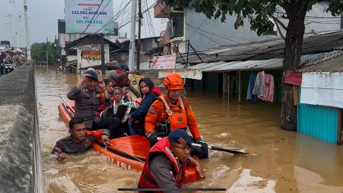 Jokowi Sebut Jakarta Perlu Normalisasi 12 Sungai untuk Atasi Banjir