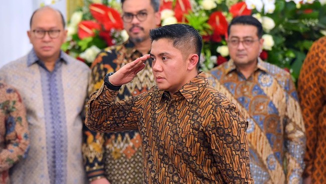 Kenaikan Pangkat Seskab Teddy Tuai Kritikan
