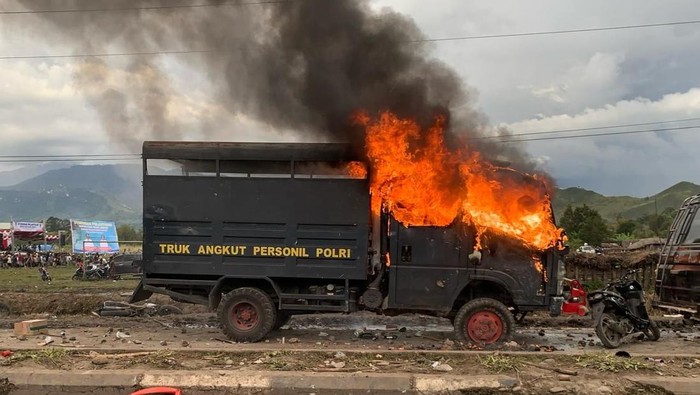 syukuran-bupati-dan-wabup-jayawijaya-ricuh-6-orang-luka-mobil-polisi-dibakar