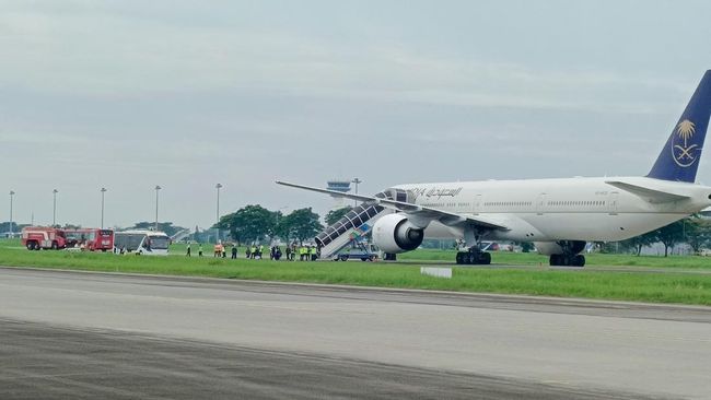 dapat-ancaman-bom-pesawat-saudia-airlines-mendarat-darurat-di-kualanamu