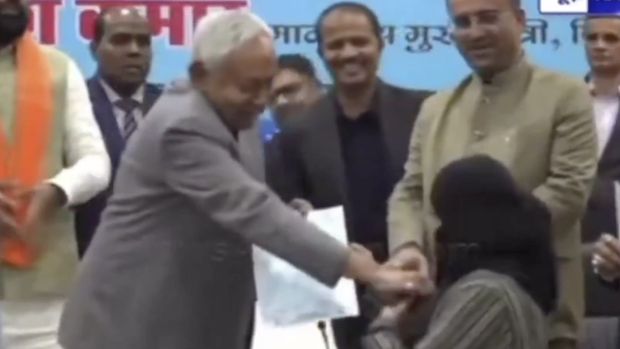 India Geger, Heboh Menteri Tarik Hijab Perempuan Muslim Depan Umum