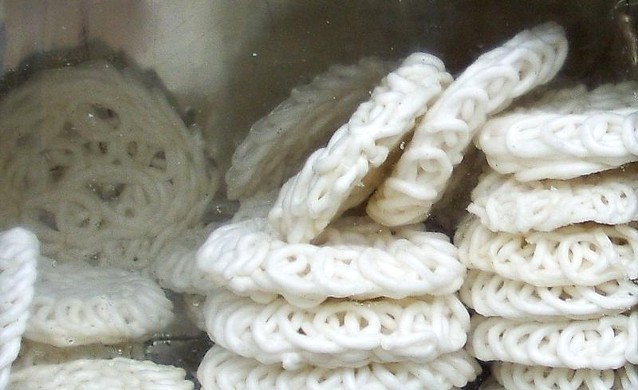Pengen Nyemil Super Murah? Cobain 5 Kerupuk Lokal Ini