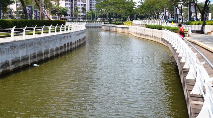 Buruk Rupa Kali Jakarta, Waring Digelar