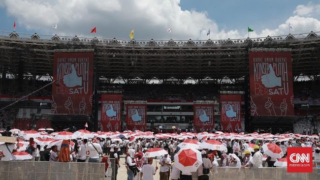 Petugas Damkar Semprot Air ke Tengah Massa Jokowi di GBK