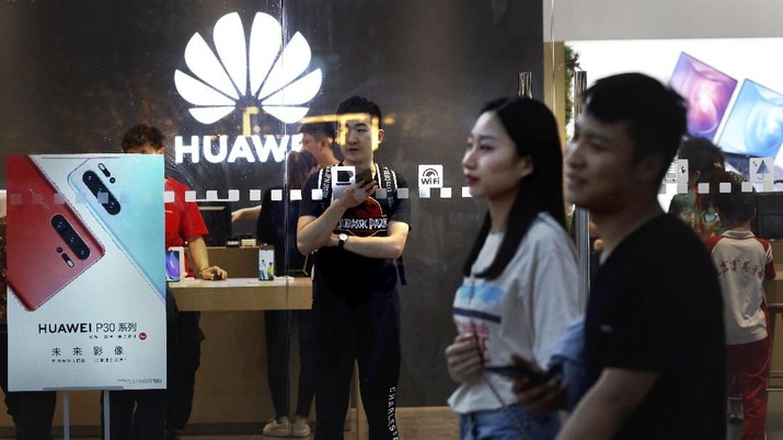 Makin Panas, Trump Buat Aturan Baru Boikot Huawei & ZTE di AS