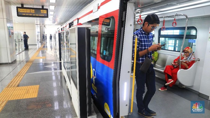 mulai-1-desember-naik-lrt-jakarta-tak-gratis-bayar-rp-5000