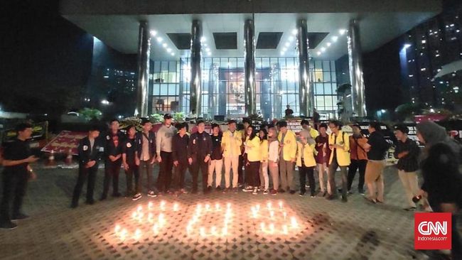 Tengah Malam, Mahasiswa Gelar Aksi di Depan Gedung KPK