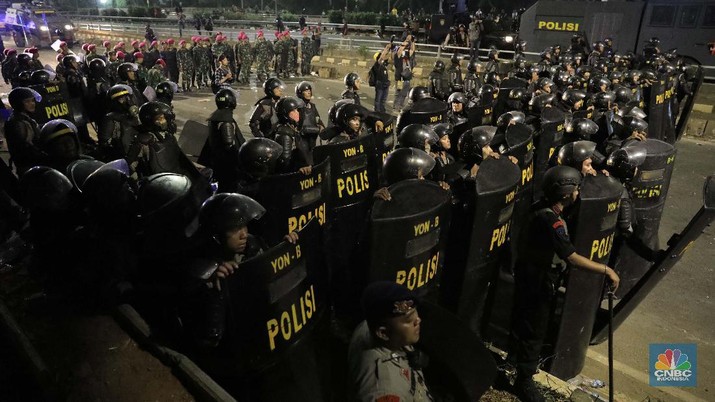 Tuding Bawa Batu & Bensin, Polisi Aniaya Petugas Ambulans PMI