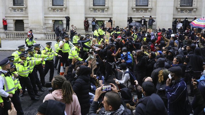 Bristol Inggris Rusuh, Kendaraan Dibakar Massa Ngamuk