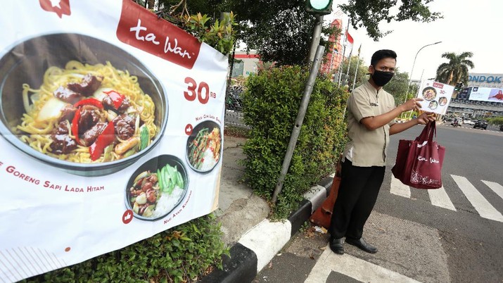 PSBB Ketat, Gelombang PHK Karyawan Resto di Depan Mata!
