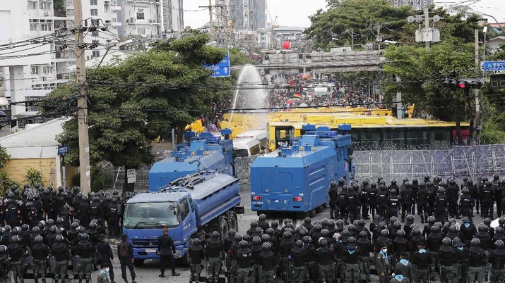 Politik Thailand Panas, Para Demonstran Mulai Serang Kerajaan