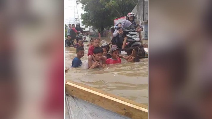 bekasi-tenggelam-emak-emak-angkut-motor-naik-getek-dadakan