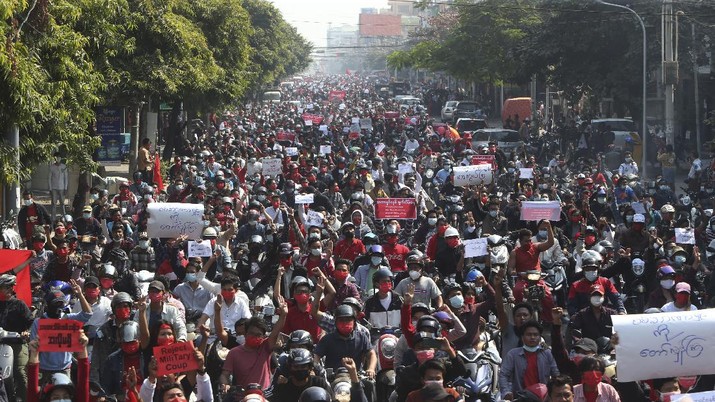 makin-rusuh-polisi-myanmar-bentrok-dengan-massa-anti-kudeta