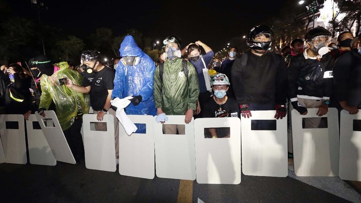 thailand-panas-2000-pendemo--serbu--rumah-perdana-menteri