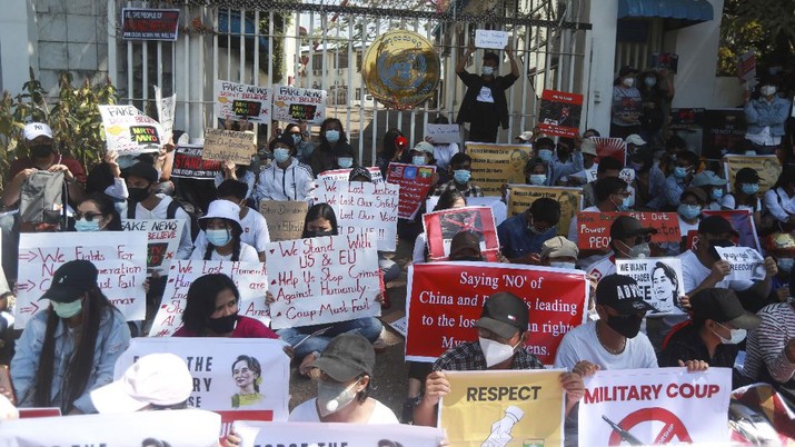 kembali-chaos-demo-terbesar-terjadi-di-sejarah-myanmar