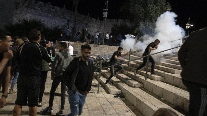 Israel Serang Masjid Al Aqsa, 200 Orang Terluka