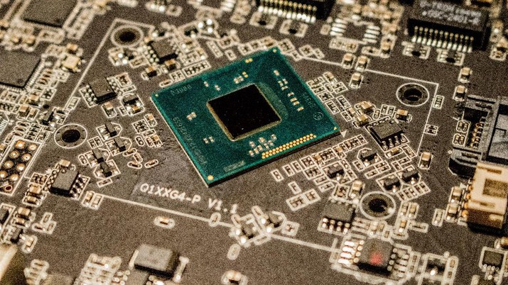 Chip Langka Hingga 2023, Siap-siap Harga HP & Laptop Naik