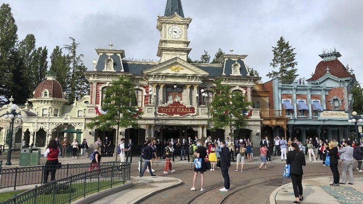 Pengunjung Disneyland Shanghai Dikurung Ramai-Ramai, Kenapa?