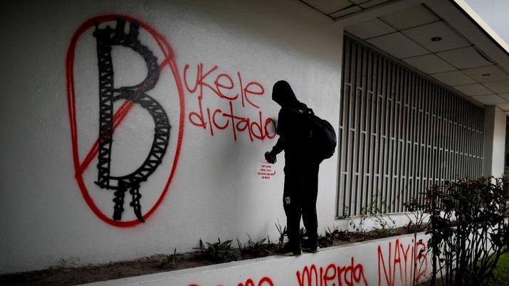 Abaikan IMF, El Salvador Tambah 100 BTC Saat Kripto Ambruk