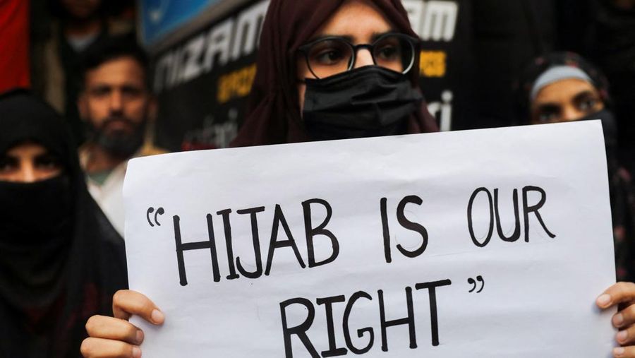 india-geger-heboh-menteri-tarik-hijab-perempuan-muslim-depan-umum