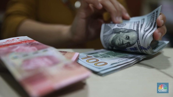 Rupiah Ambruk di Pasar Spot, Dolar Siap Tembus Rp16.400?
