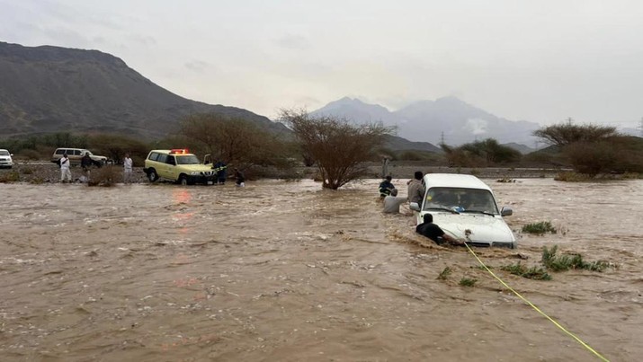 Viral Banjir Bandang Mekah, Mobil Terseret-Numpuk bak Gunung