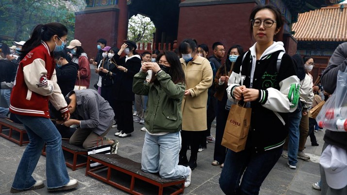 Ekonomi China Babak Belur, Para Pemuda Mulai Sibuk Cari Tuhan