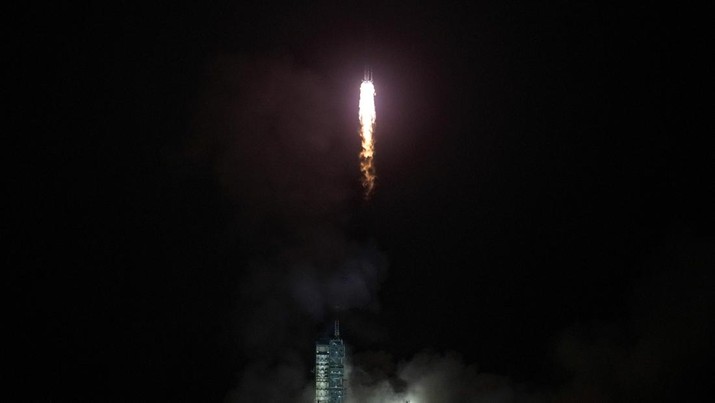 Roket China Jatuh dari Langit, Warga Kabur Dikepung Gas Kanker