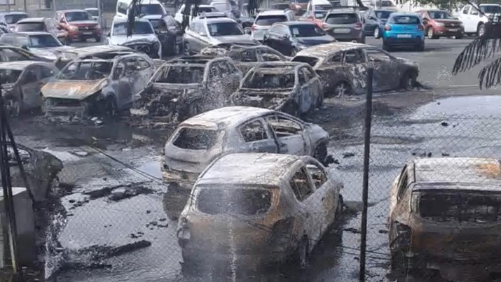 krisis-kaledonia-baru-bak--ri-tahun-1998--mobil-dibakar-toko-dijarah