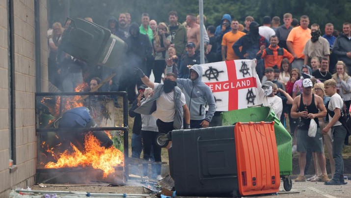 rusuh-anti-muslim-menggila-demo-tandingan-pecah-di-seluruh-inggris