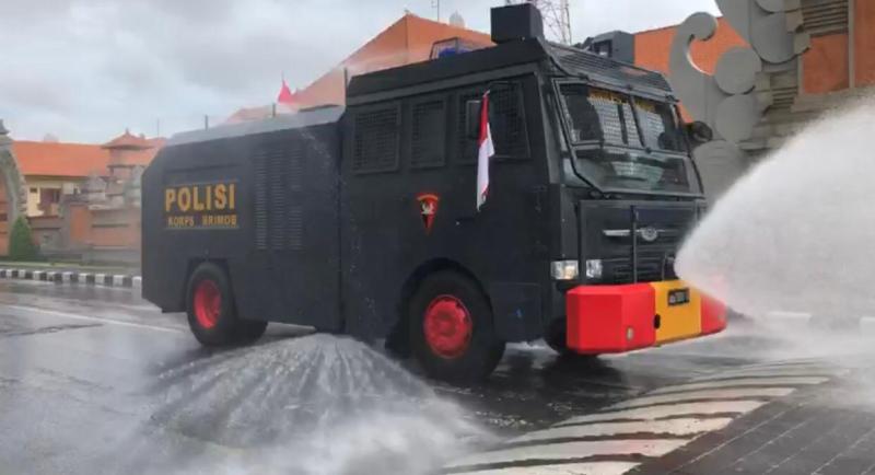 Water Cannon 'Si Penyejuk' di Tengah Aksi Demo yang Mulai Memanas