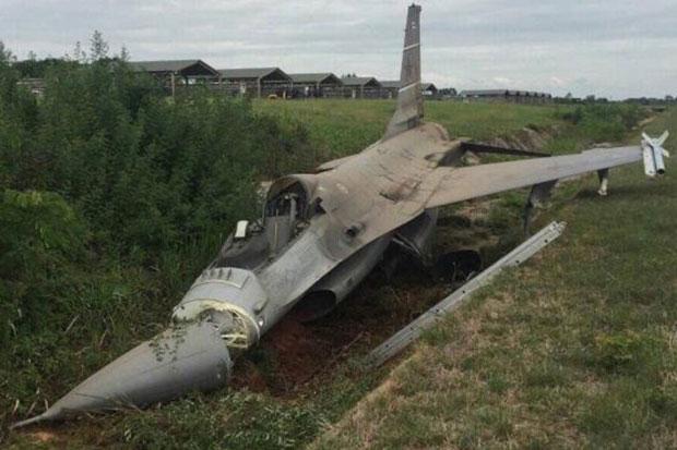 F-16 Thailand Tergelincir di Taxiway. Pilot Selamat