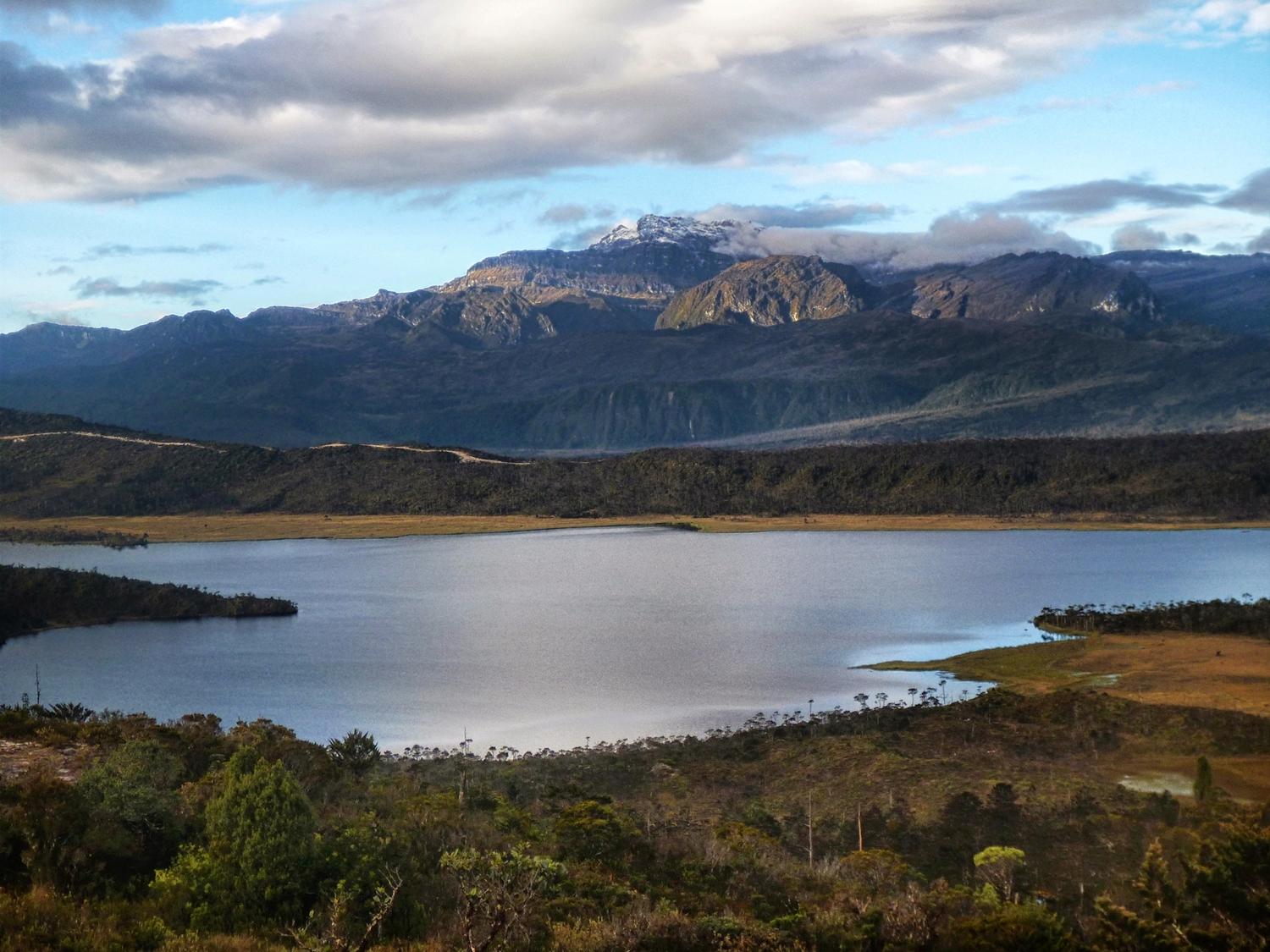 10 Danau Tertinggi di Indonesia, Ada di Daerah Agan?